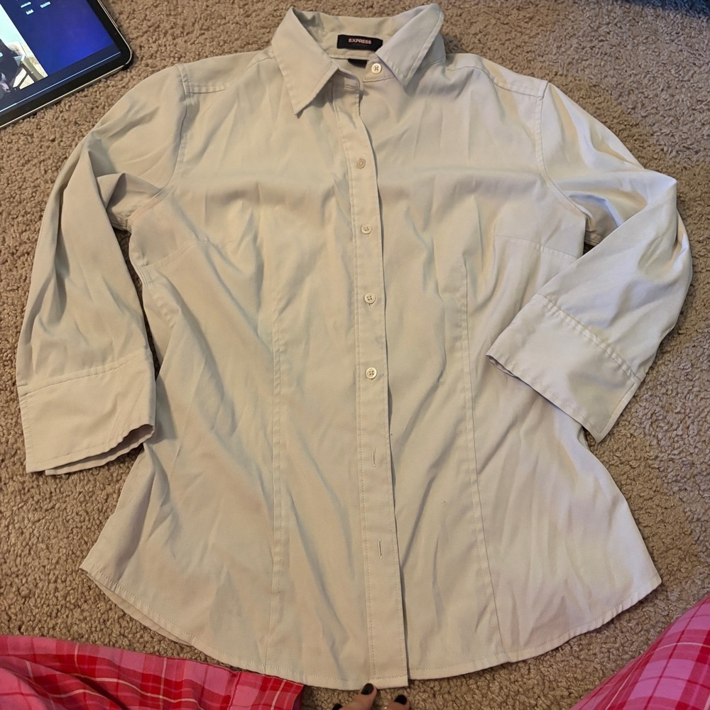 Women’s Express Tan Neutral Button Up Blouse Size Medium Breathable Work Classy